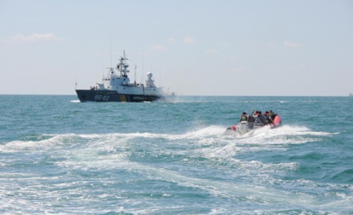 Черное море видео. Береговая охрана погоня. Береговая охрана Украины учения. Морская граница фото. Морская охрана Куба.